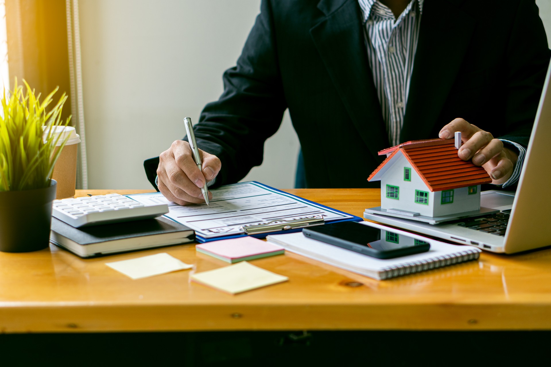 Representantes de vendas trabalham na mesa com contratos de compra de casa ou em empréstimos de escritório e taxas de juros.